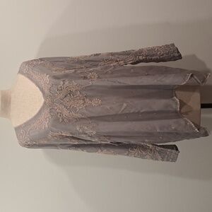 NWOT JOHNNY WAS gray/blue Flowy Top With Pinky/taupe Embroidery. Sz L